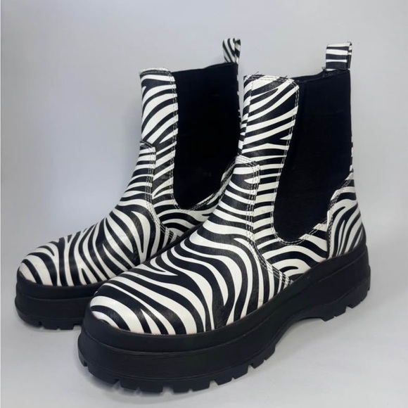 Noize Shoes - Zebra Chelsea Boots - Brand new - Size 7 - Never worn -Vegan Leather